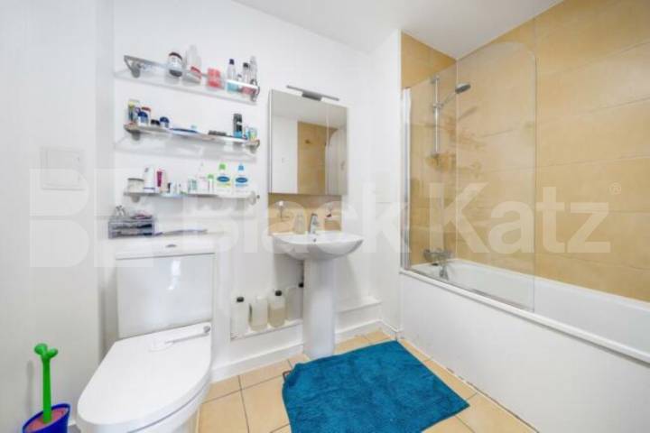 Modern Two-Bed Apartment in Central Park Development  in Greenwich Parkside Avenue SE10, Greenwich